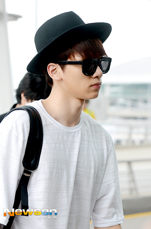 korea korean kpop idol boy group vixx fedora fashion hyuk black hat airport fashion outfit looks for guys kpopstuff