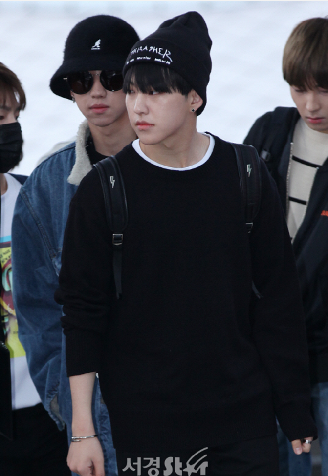 korea korean kpop idol boy band group seventeen hoshi's airport fashion all black knitwear casual streetwear outfit styles for guys men kpopstuff