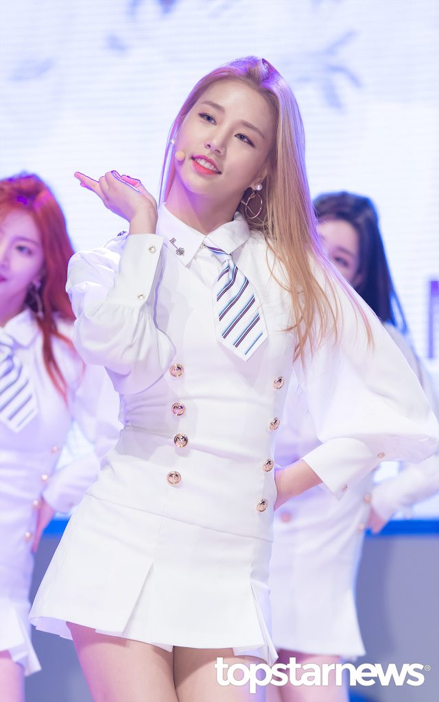 korea korean kpop idol girl group band kdrama actress laboum solbin's blonde hair golden hair color dye long hairstyle girls women kpopstuff