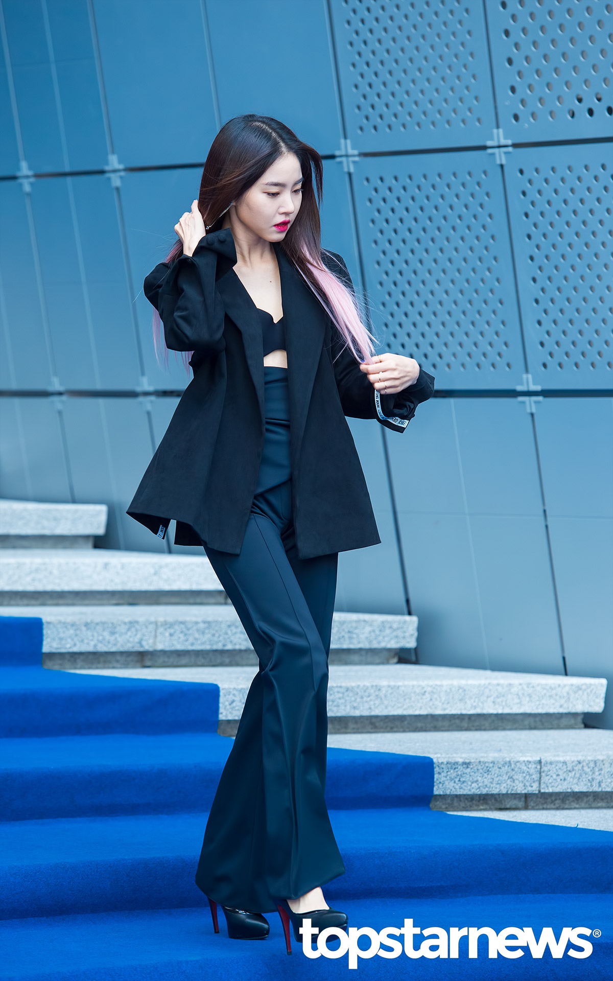 Hwang Seung Un's Two Tone Hair Fit for a Femme Fatale 